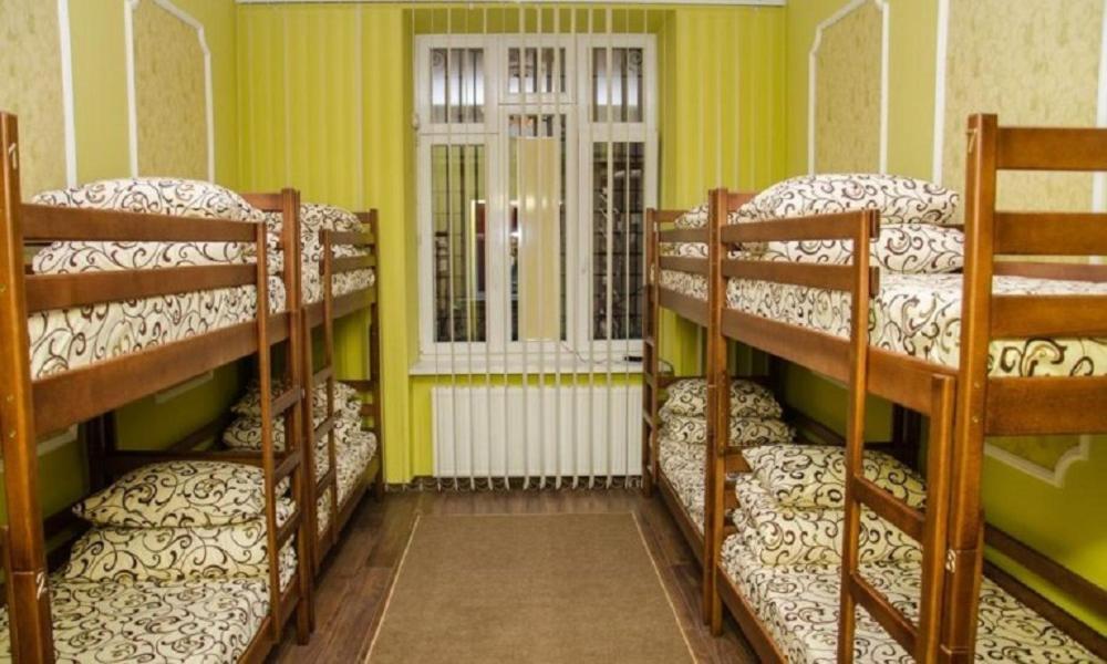 Łóżko piętrowe w koedukacyjnym pokoju wieloosobowym